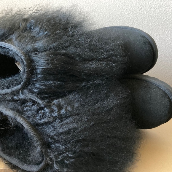 UGG CLASSIC SHORT MONGOLIAN CUFF FUR SHEEPSKIN BOOTS BLACK SIZE 8 - Picture 3 of 16